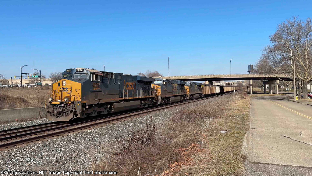 CSX 3237 leads C700.